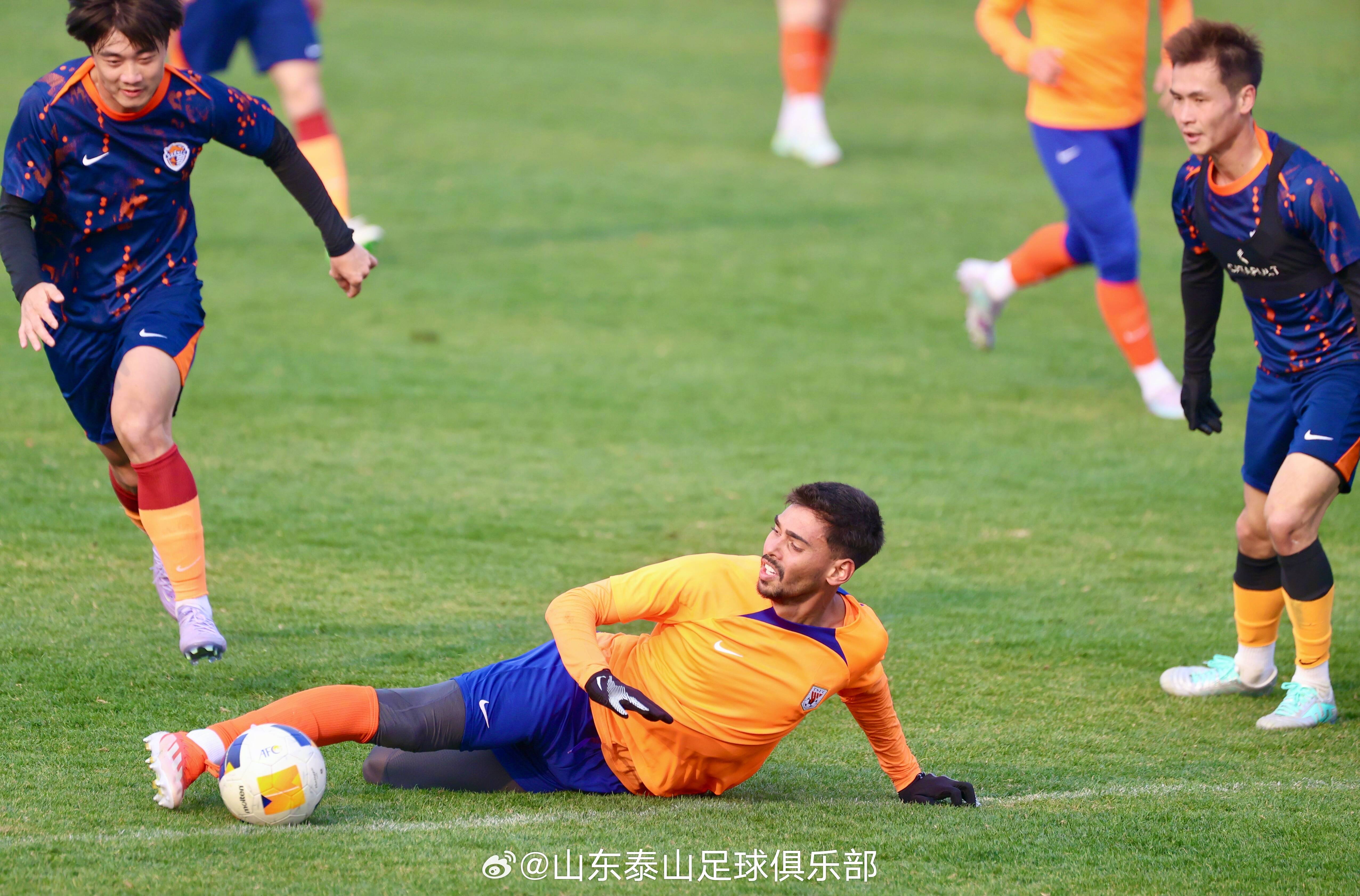 青岛黄海球员备战比赛，全队士气飙升决战强手的简单介绍