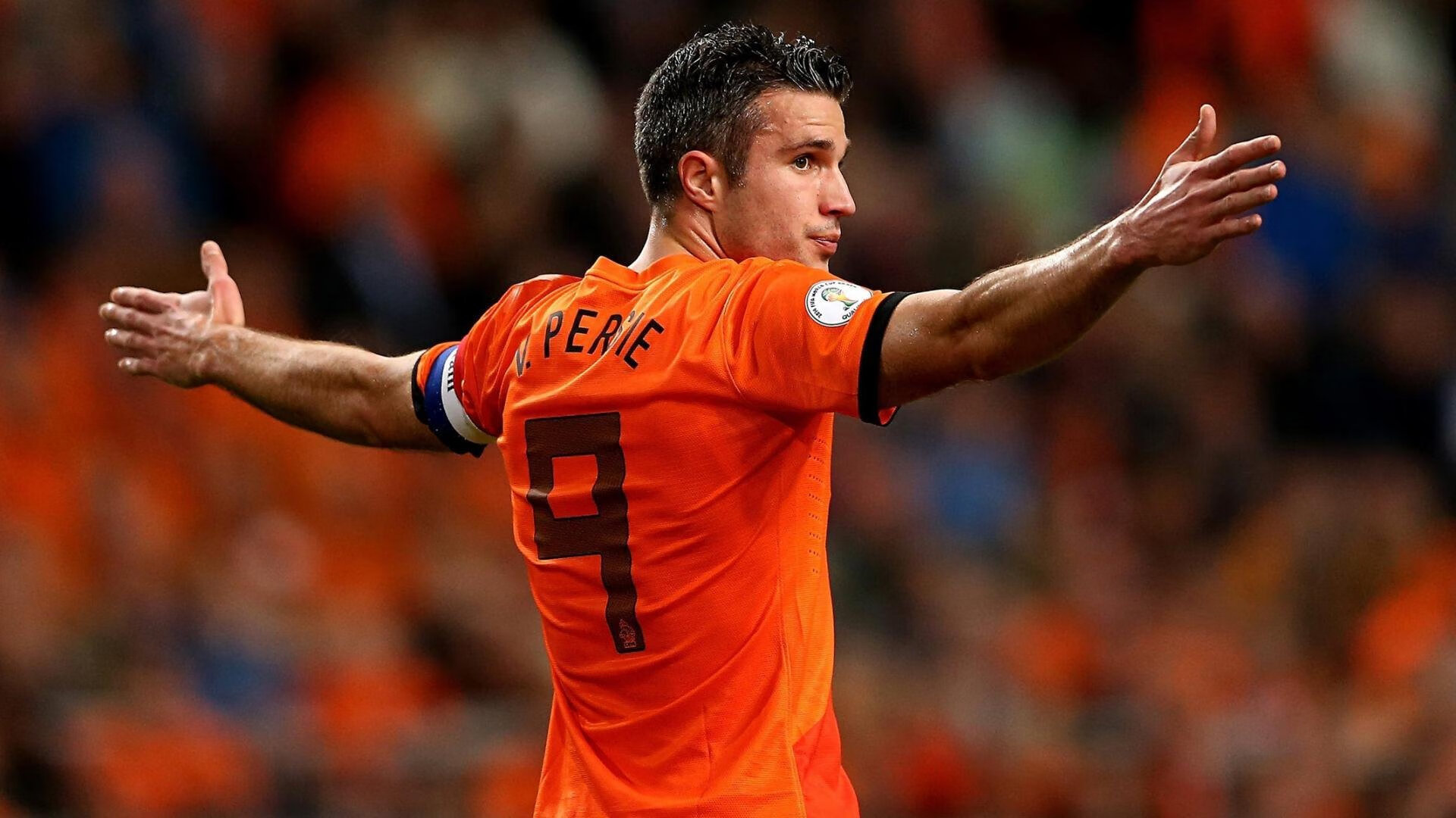 当横扫遇见火热，足球世界的多元叙事与唯一性启示